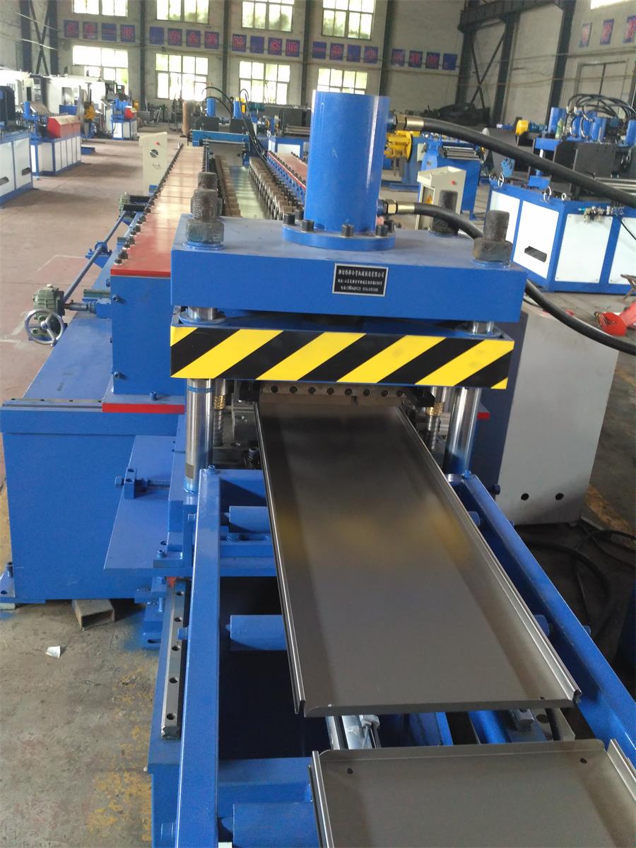 超市貨架層板生產線的特點及超市貨架的擺放 超市貨架層板生產線的特點及超市貨架的擺放