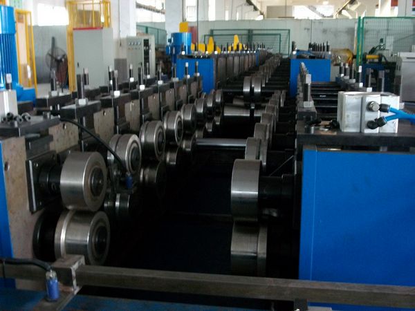 暗裝箱生產(chǎn)機(jī)器的特點(diǎn)及暗裝箱簡(jiǎn)介 暗裝箱生產(chǎn)機(jī)器的特點(diǎn)及暗裝箱簡(jiǎn)介