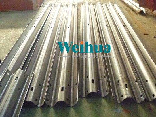 高速公路護(hù)欄板生產(chǎn)設(shè)備特點(diǎn)以及護(hù)欄板的分類(lèi)